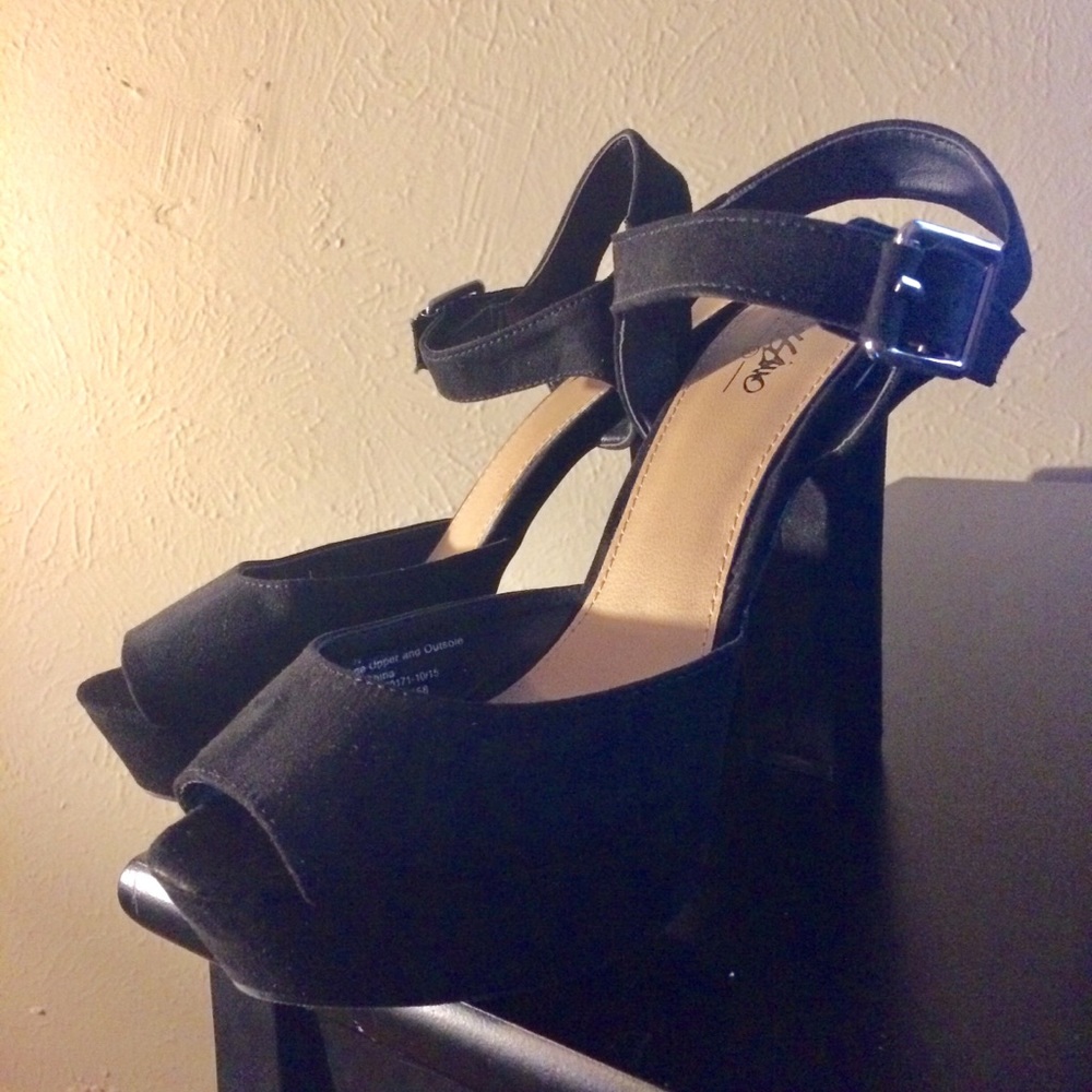 Mossimo Black Block Pumps